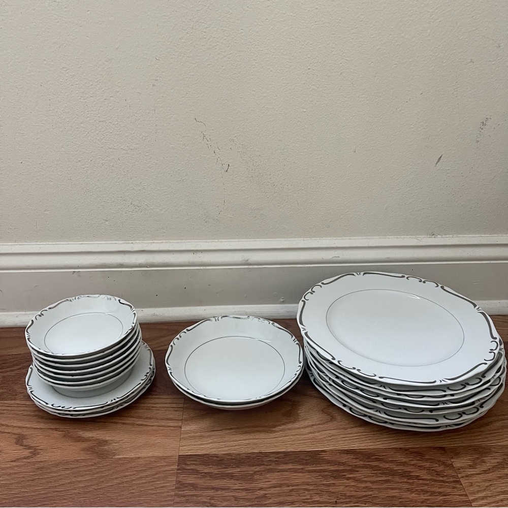 Ucagco Heirloom Embassy 10 3/4 Dinner Plates White w/Platinum Scrolls LOT OF 20